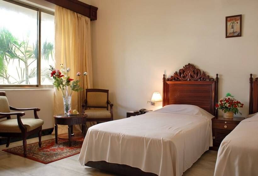 فندق Paradise Isle Beach Resort