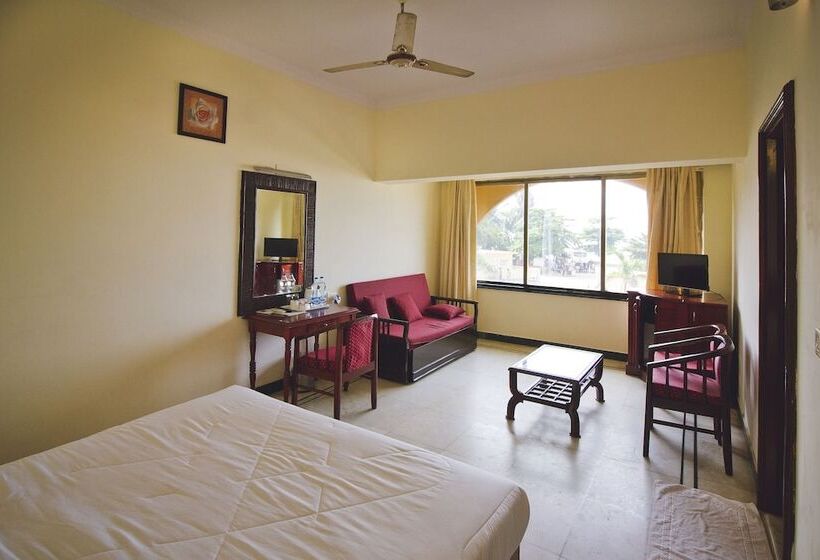 فندق Paradise Isle Beach Resort