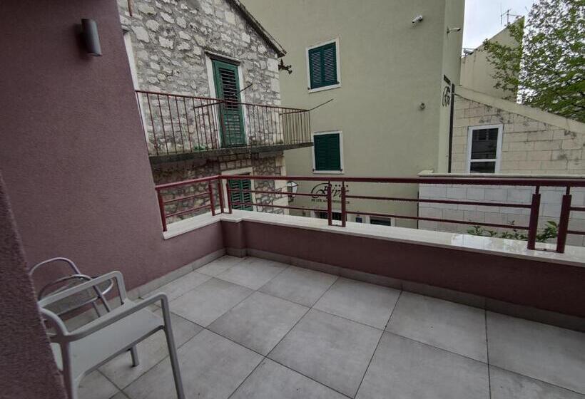 Subtub Hostel Makarska