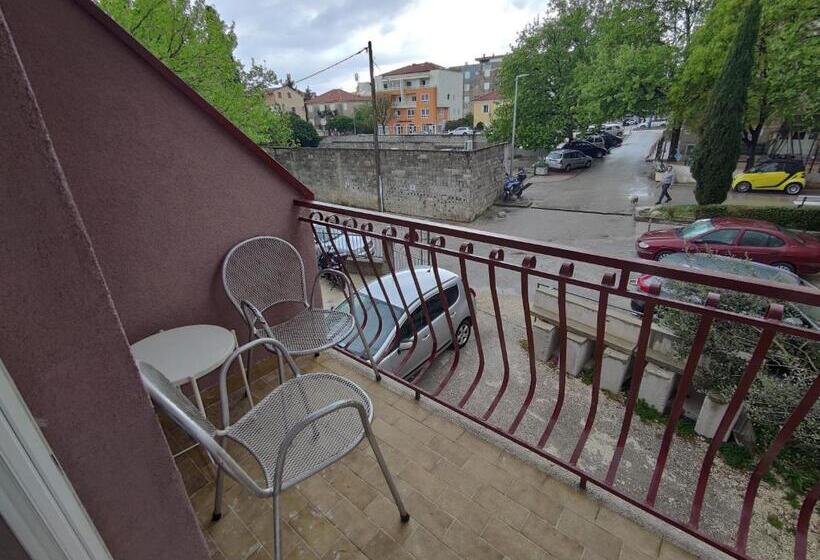 Subtub Hostel Makarska