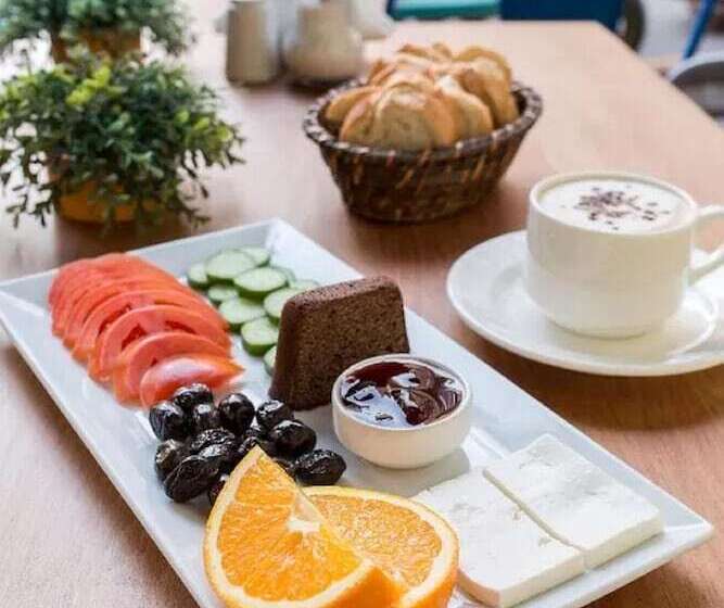 Cheers Midtown Hostel