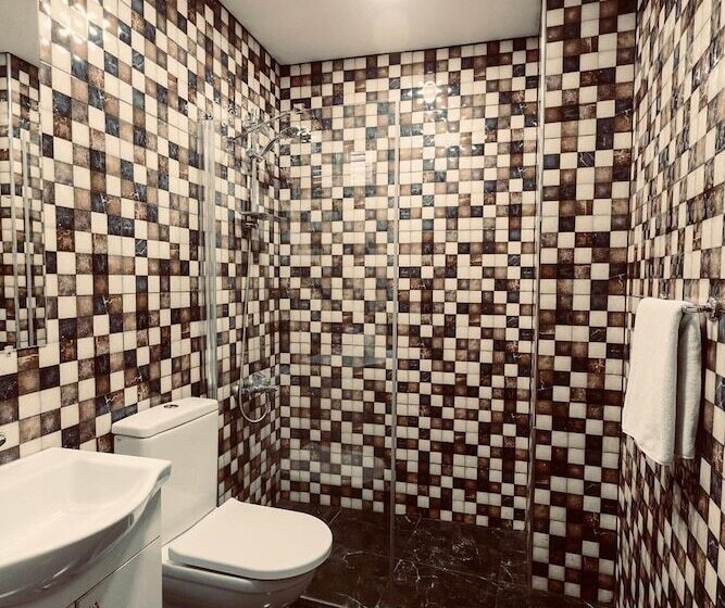 Cheers Midtown Hostel