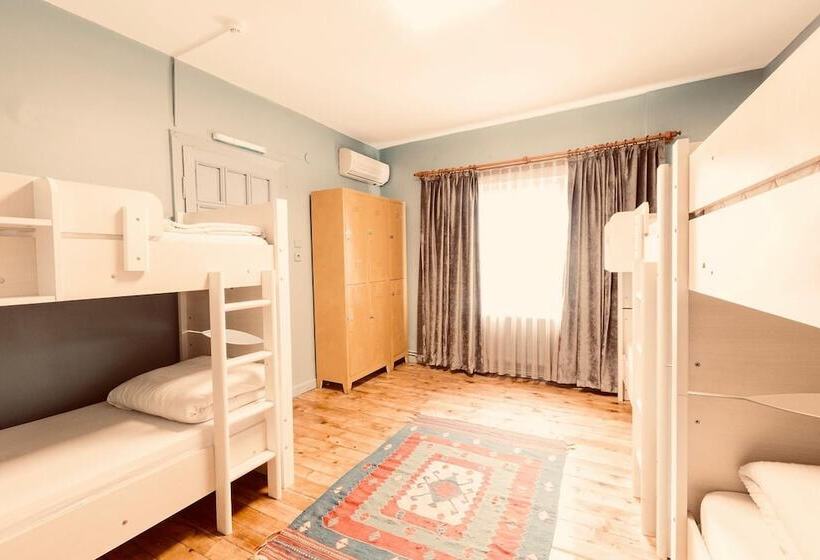 Cheers Midtown Hostel