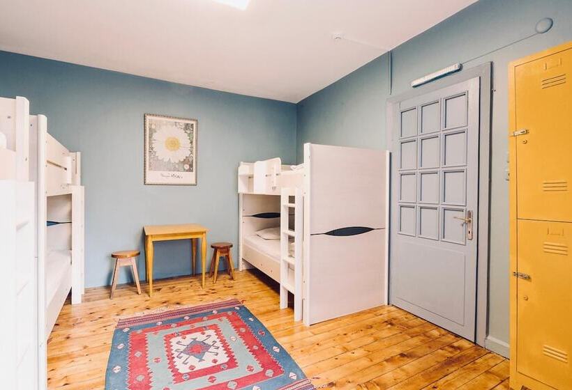 Cheers Midtown Hostel