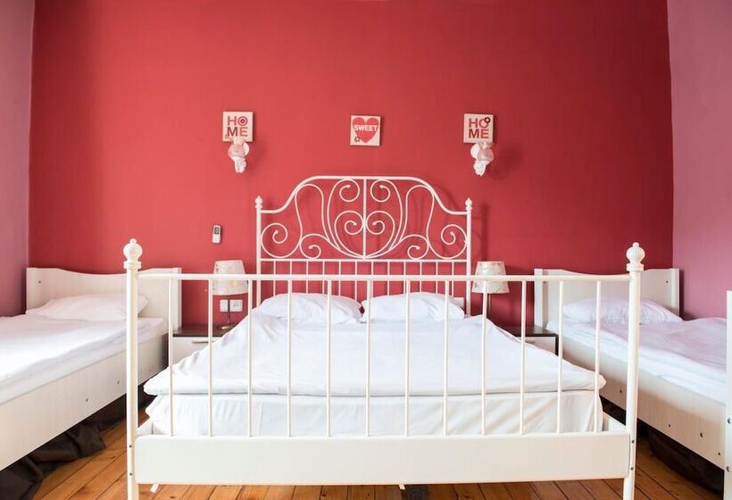 Cheers Midtown Hostel