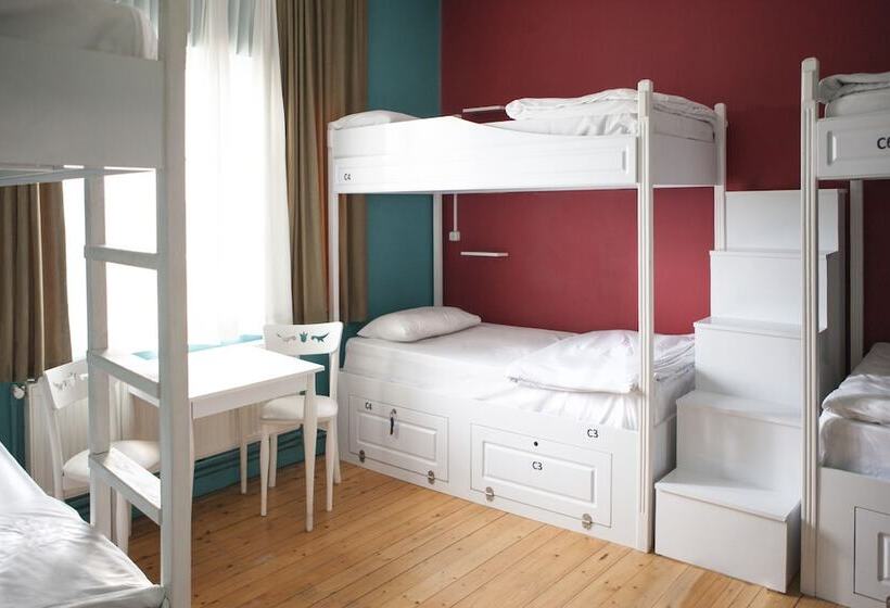 Cheers Midtown Hostel