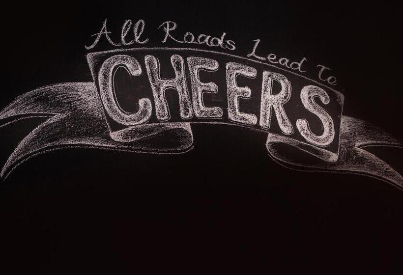 Cheers Midtown Hostel