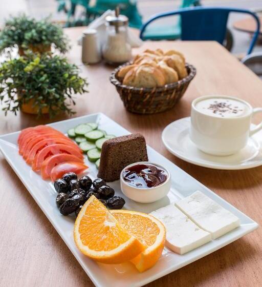 Cheers Midtown Hostel