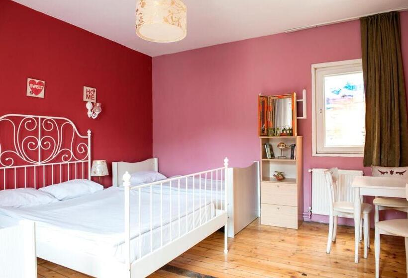 Cheers Midtown Hostel