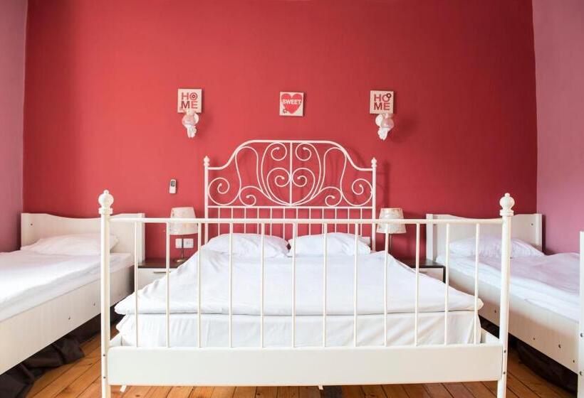 Cheers Midtown Hostel