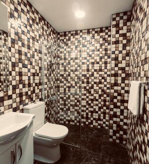 Cheers Midtown Hostel