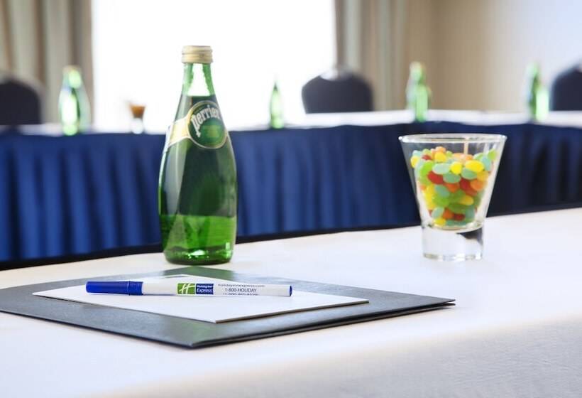 هتل Holiday Inn Express & Suites Ottawa West Nepean, An Ihg