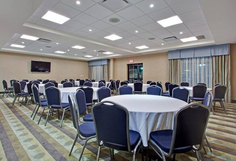 هتل Holiday Inn Express & Suites Ottawa West Nepean, An Ihg