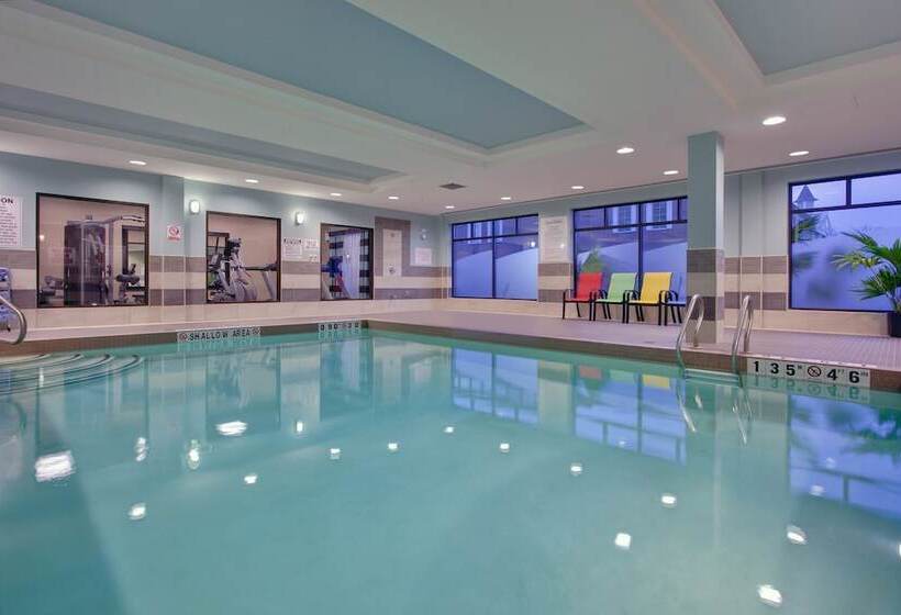 هتل Holiday Inn Express & Suites Ottawa West Nepean, An Ihg