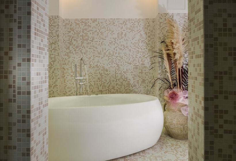 Hotel Albergo Rossini 1936  Small & Charming