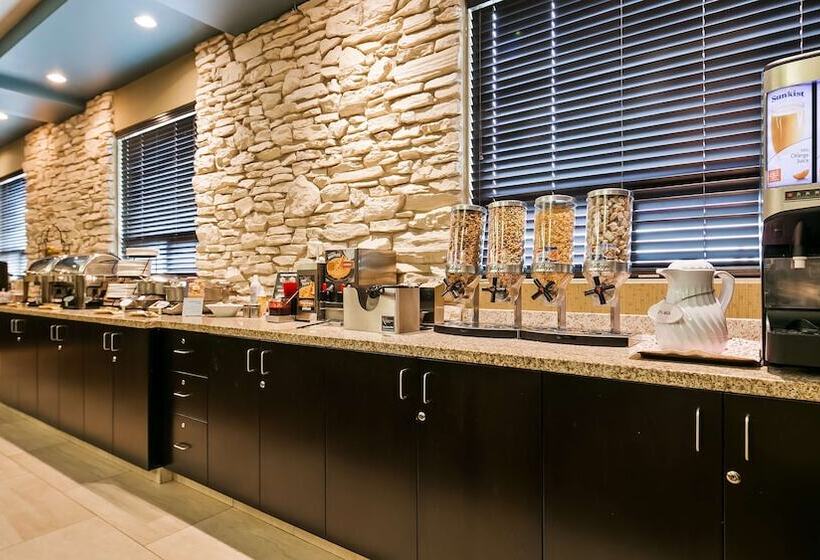 בית מלון כפרי Best Western Plus Sherwood Park Inn & Suites