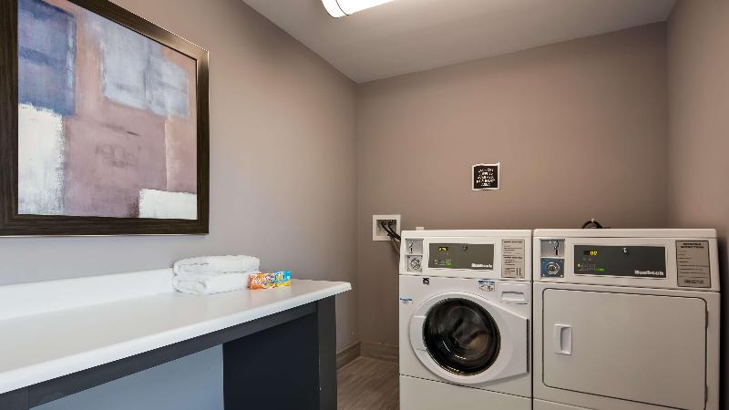 בית מלון כפרי Best Western Plus Sherwood Park Inn & Suites