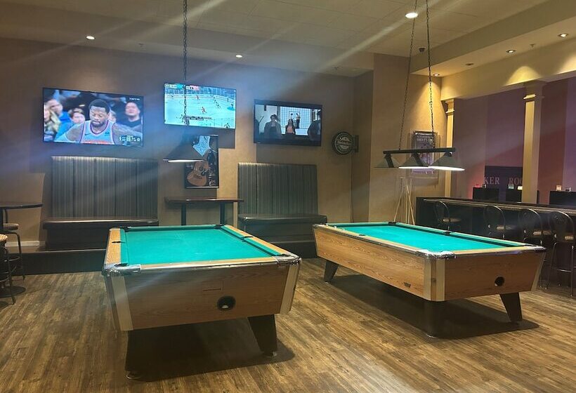 فندق Camrose Resort Casino