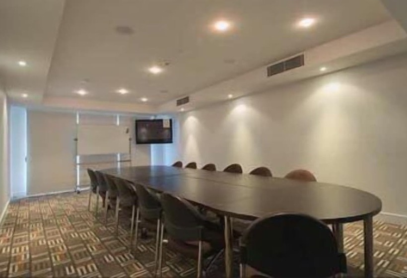 בית מלון כפרי Chancellor Executive Apartments