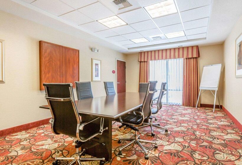 Отель Comfort Suites