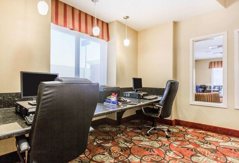 Отель Comfort Suites