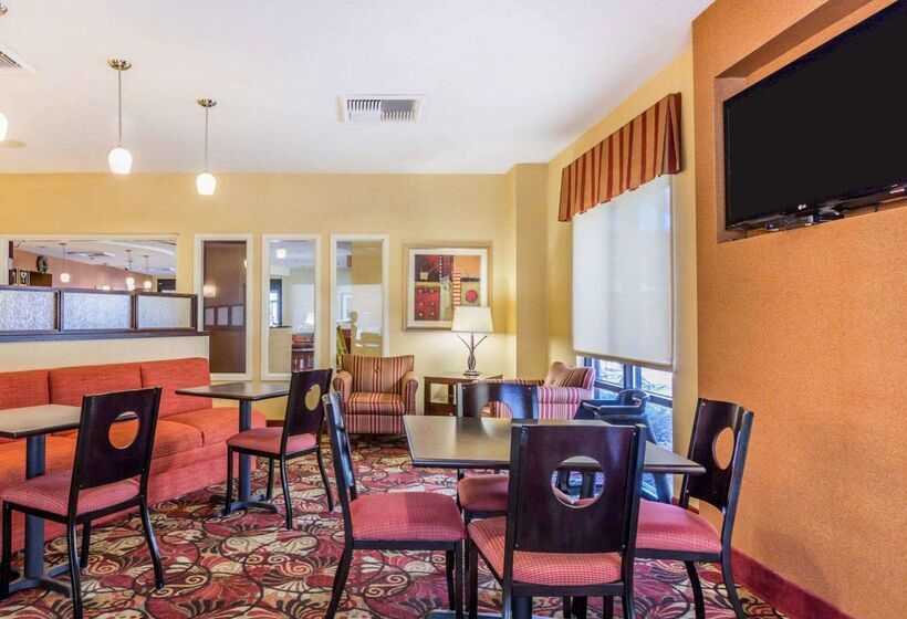 Отель Comfort Suites