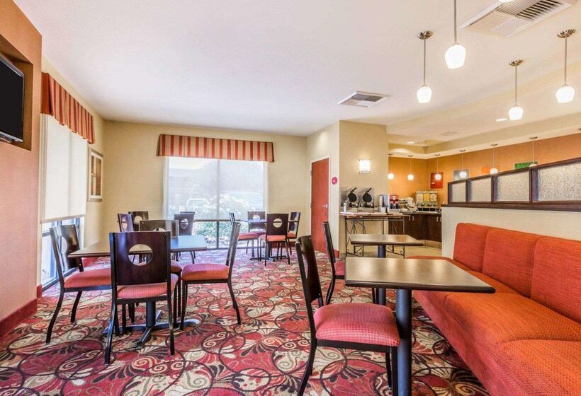 Отель Comfort Suites