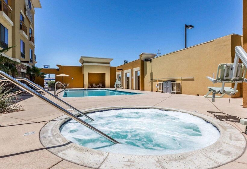 Отель Comfort Suites