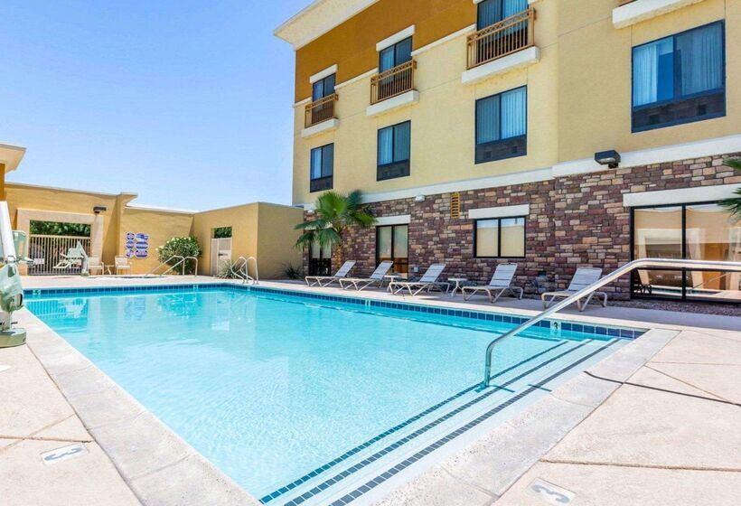 Отель Comfort Suites