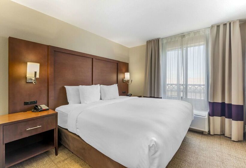 Отель Comfort Suites