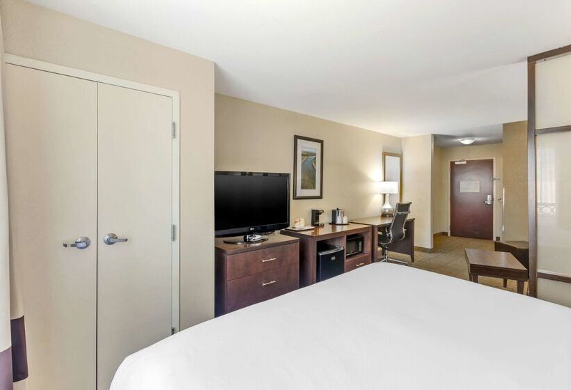 Отель Comfort Suites