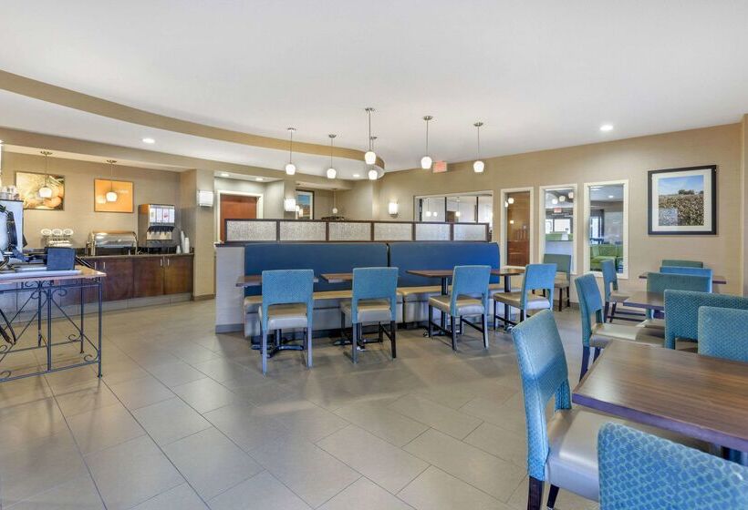 Отель Comfort Suites