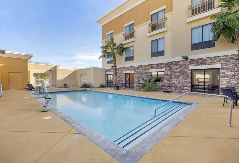 Отель Comfort Suites