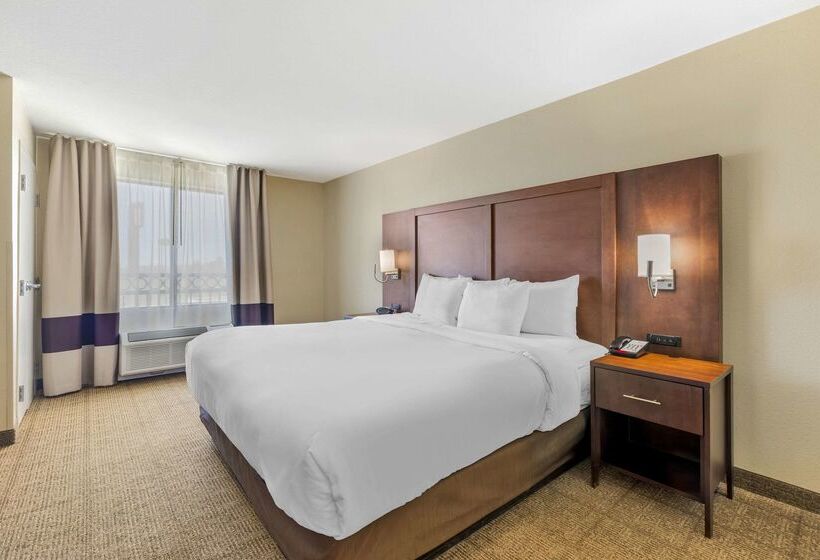 Отель Comfort Suites