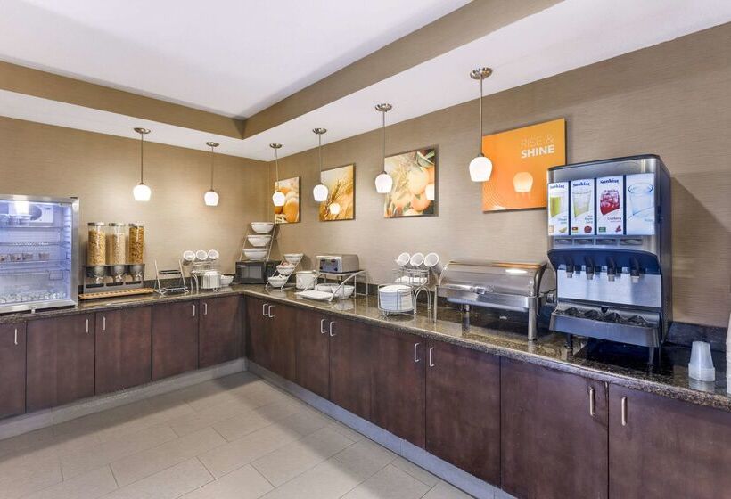 Отель Comfort Suites