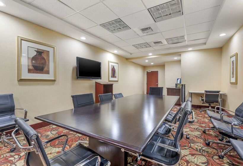 Отель Comfort Suites