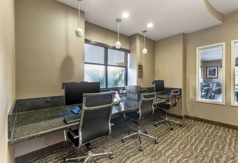 Отель Comfort Suites