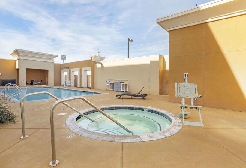 Отель Comfort Suites