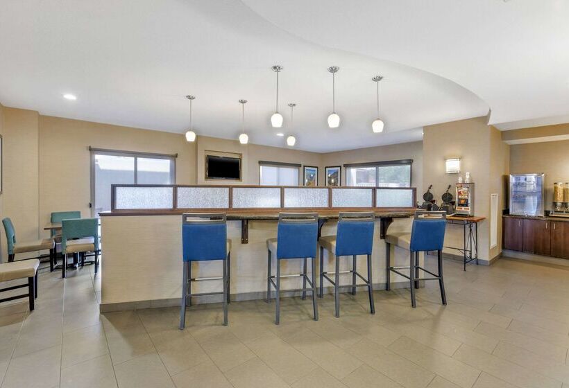 Отель Comfort Suites