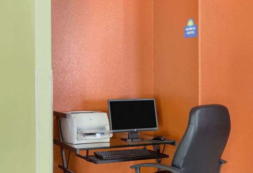 Отель Days Inn By Wyndham Lumberton