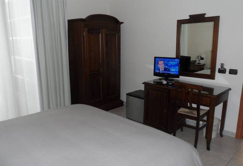 فندق Fiumefreddo