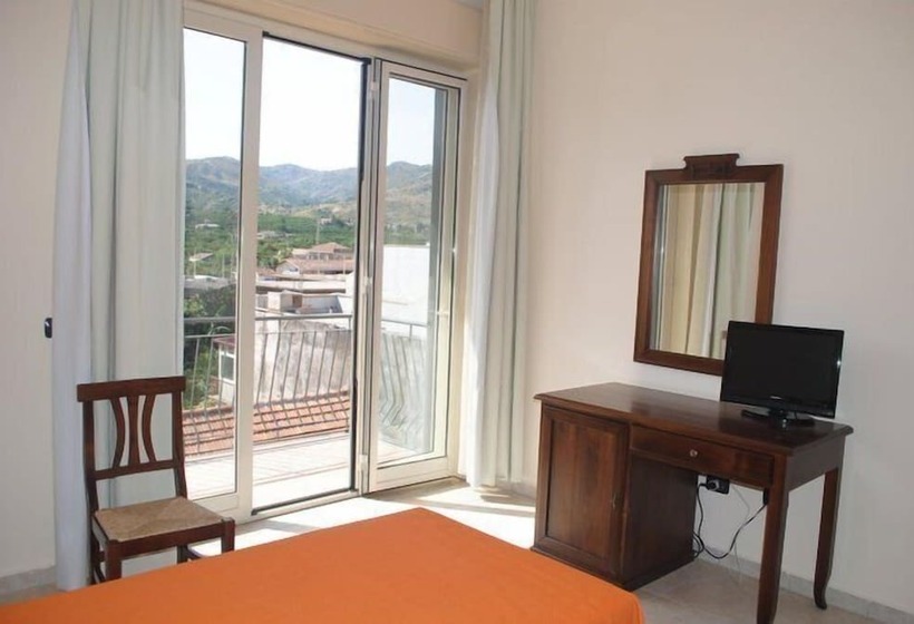 فندق Fiumefreddo