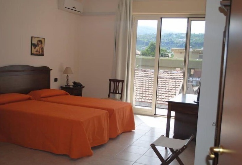 فندق Fiumefreddo