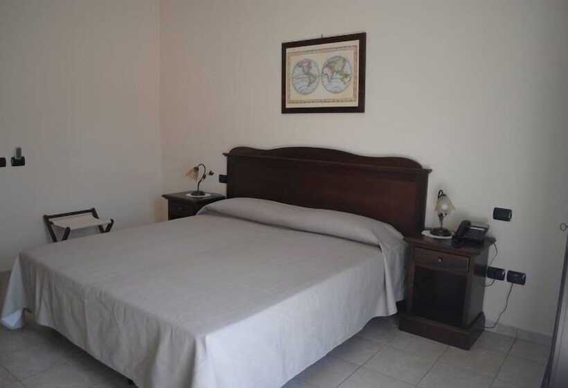 فندق Fiumefreddo