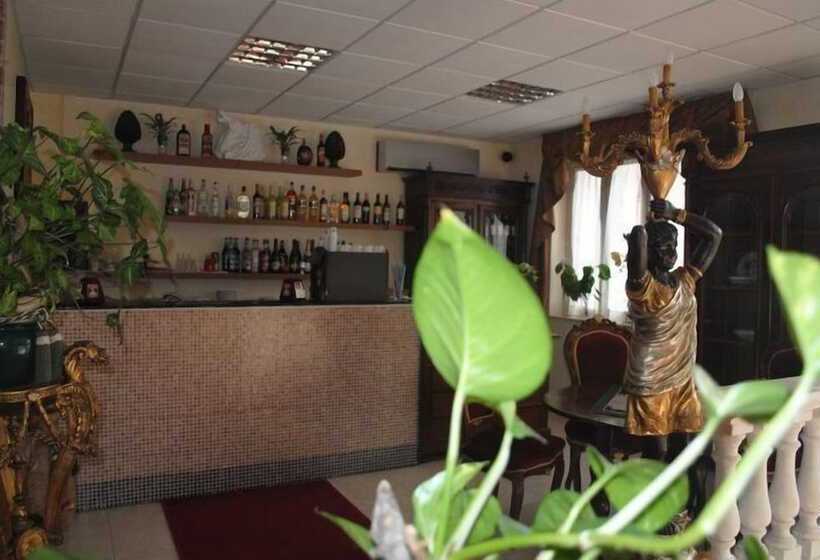 فندق Fiumefreddo