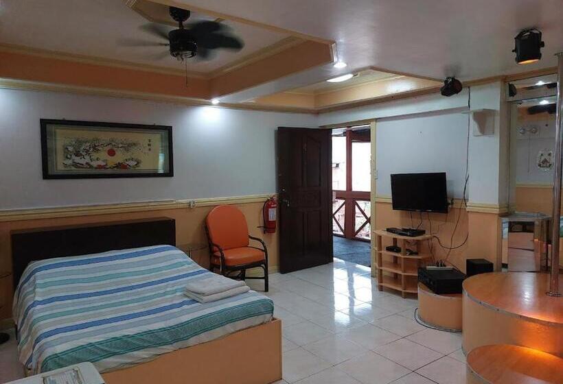 Kokomos Hotel And Restaurant