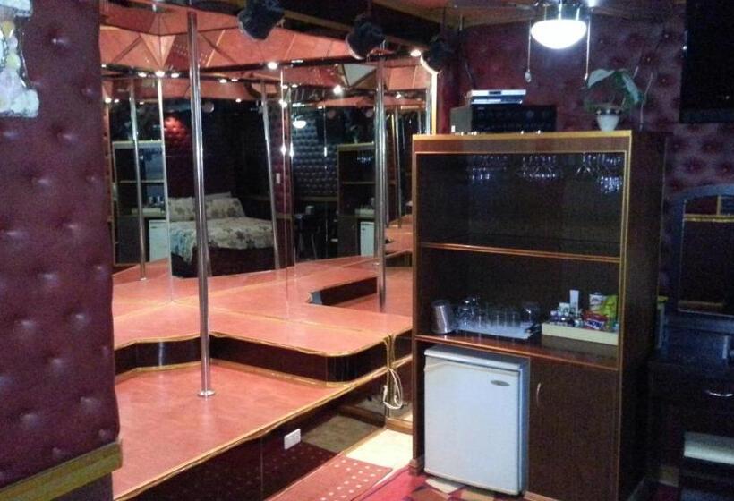 Kokomos Hotel And Restaurant