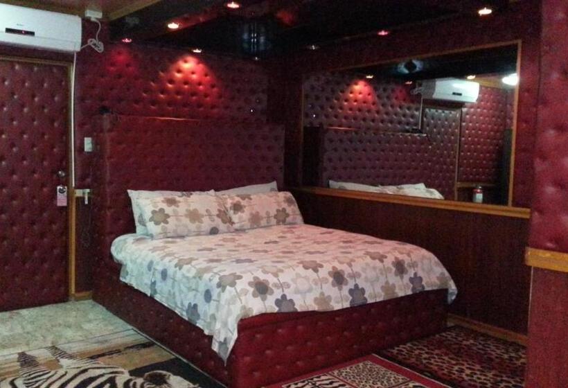 Kokomos Hotel And Restaurant