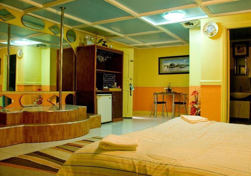 Kokomos Hotel And Restaurant