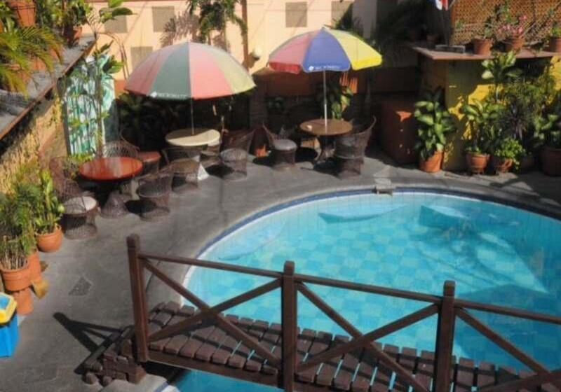 Kokomos Hotel And Restaurant